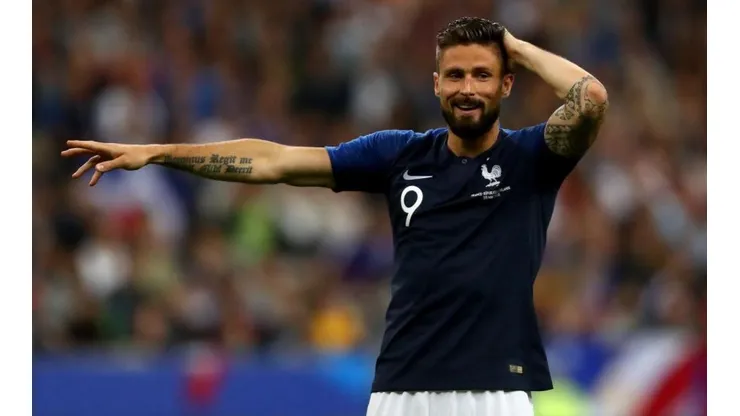 Olivier Giroud no pudo continuar en el verde césped.