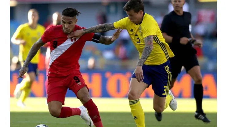 Foto de Paolo Guerrero con la camiseta de la Selección Perú.
