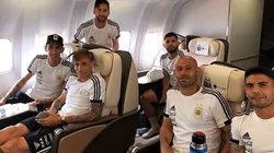 ¡YA ARRIBA! Di María compartió una imagen de los jugadores en el avión que los llevará a Rusia.
