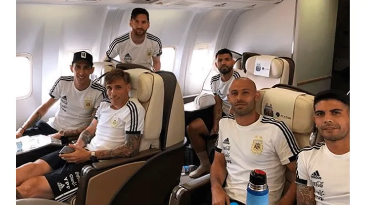 ¡YA ARRIBA! Di María compartió una imagen de los jugadores en el avión que los llevará a Rusia.