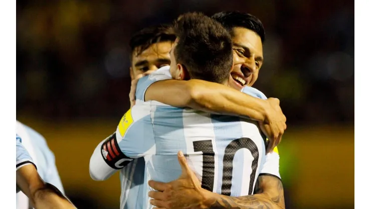 Foto de Enzo Pérez con Lionel Messi en la Selección Argentina.
