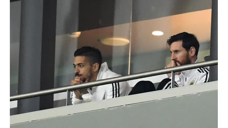 Foto de Manu Lanzini con la Selección Argentina junto a Messi.