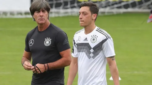 Joachim Low y Mesut Ozil, selección de Alemania