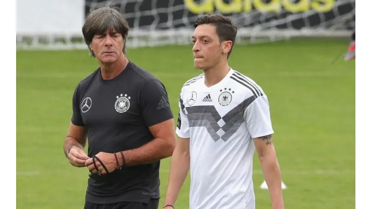 Joachim Low y Mesut Ozil, selección de Alemania
