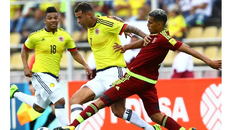 Cardona recibió el apoyo del plantel de la Selección Colombia.