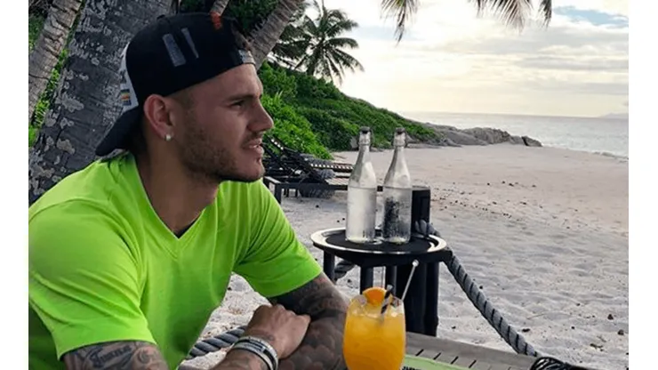 ¿ESTÁ PRENDIDO EL CELULAR, MAURO? Icardi descansa en el paraíso mientras Argentina busca otro convocado.