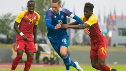 ESCAPA DE LA MARCA. Gylfi Sigurdsson quiere avanzar ante la marca de Ghana.