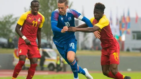 ESCAPA DE LA MARCA. Gylfi Sigurdsson quiere avanzar ante la marca de Ghana.