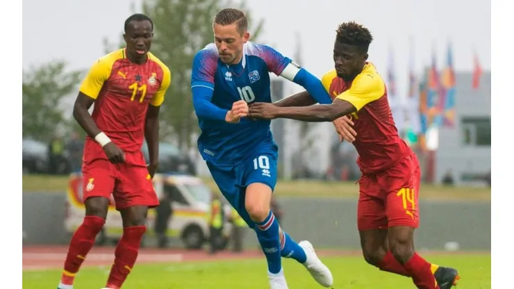ESCAPA DE LA MARCA. Gylfi Sigurdsson quiere avanzar ante la marca de Ghana.
