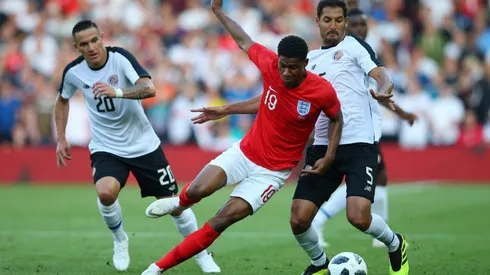 NO LO PUEDEN PARAR. Marcus Rashford ante Celso Borges en el amistoso entre Inglaterra y Costa Rica (Foto: Getty).