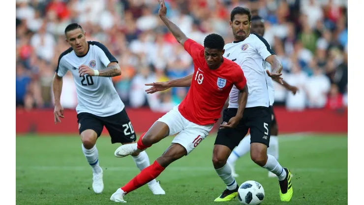 NO LO PUEDEN PARAR. Marcus Rashford ante Celso Borges en el amistoso entre Inglaterra y Costa Rica (Foto: Getty).