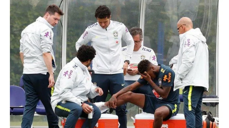 Preocupación en Brasil: Casemiro fue desde atrás contra Fred y lo lesionó