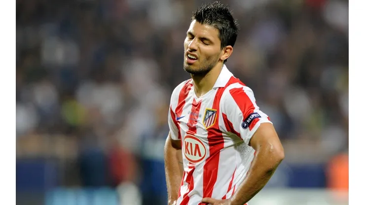El Kun con la camiseta del Atlético