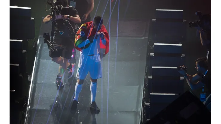 Foto de Cristiano Ronaldo con la bandera de Portugal