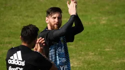 APLAUDE EL REY. Messi recibe los aplausos del Ducó en el entrenamiento abierto de la Argentina (Foto: Getty).