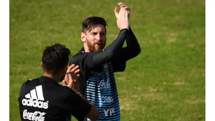 APLAUDE EL REY. Messi recibe los aplausos del Ducó en el entrenamiento abierto de la Argentina (Foto: Getty).