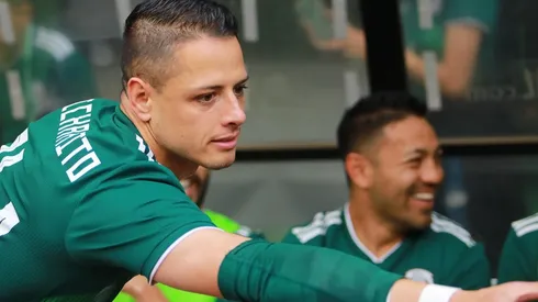 Chicharito con su brazo cubierto para protegerlo luego de realizarse el tatuaje.