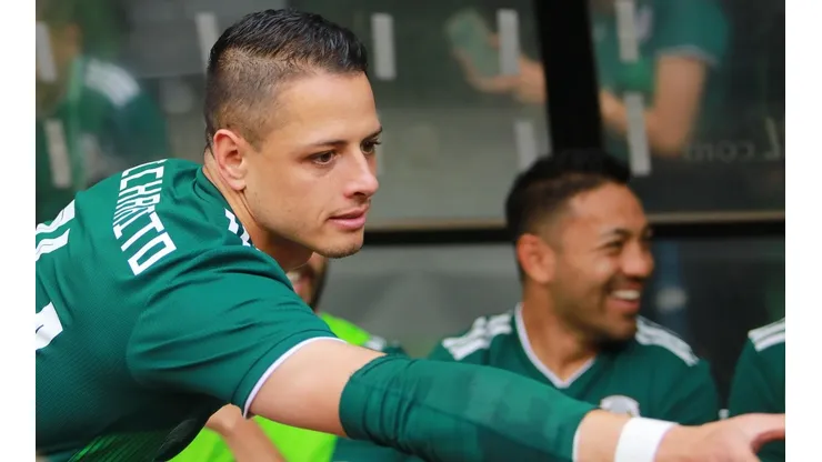 Chicharito con su brazo cubierto para protegerlo luego de realizarse el tatuaje.