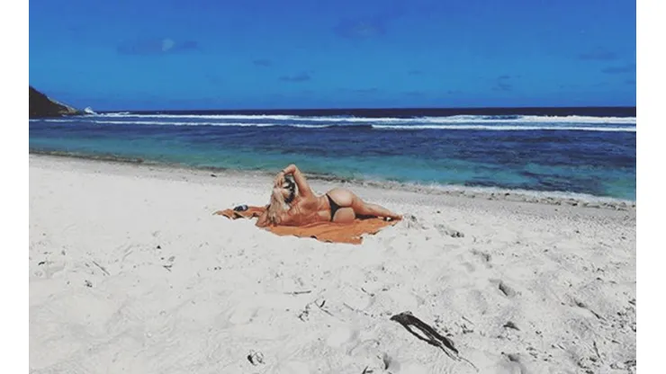 Wanda Nara, en bikini, se puso de espaldas y se fotografió en la playa