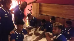 El lesionado Quintero fue acompañado por sus compañeros