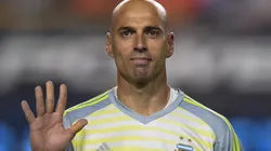 ACÁ ESTOY. El saludo de Wilfredo Caballero a la hinchada argentina en La Bombonera (Foto: Getty).