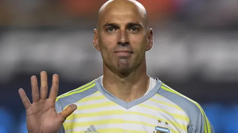 ACÁ ESTOY. El saludo de Wilfredo Caballero a la hinchada argentina en La Bombonera (Foto: Getty).