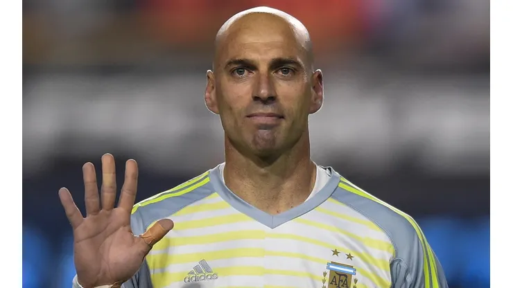 ACÁ ESTOY. El saludo de Wilfredo Caballero a la hinchada argentina en La Bombonera (Foto: Getty).