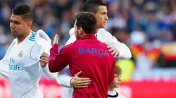 ABRAZO DE CRACK. Cristiano Ronaldo y Lionel Messi en el saludo en El Clásico de España (Foto: Getty).