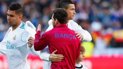 ABRAZO DE CRACK. Cristiano Ronaldo y Lionel Messi en el saludo en El Clásico de España (Foto: Getty).