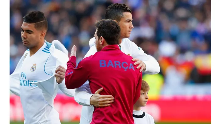 ABRAZO DE CRACK. Cristiano Ronaldo y Lionel Messi en el saludo en El Clásico de España (Foto: Getty).