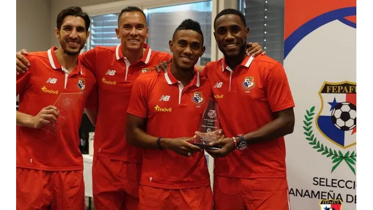 Penedo (izquierda) resaltó la unión que existe en la convocatoria panameña para el Mundial