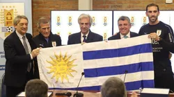 El presidente Tabaré Vázquez visitó la concentración uruguaya y entregó la bandera