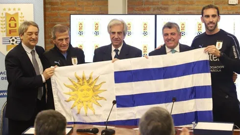 El presidente Tabaré Vázquez visitó la concentración uruguaya y entregó la bandera
