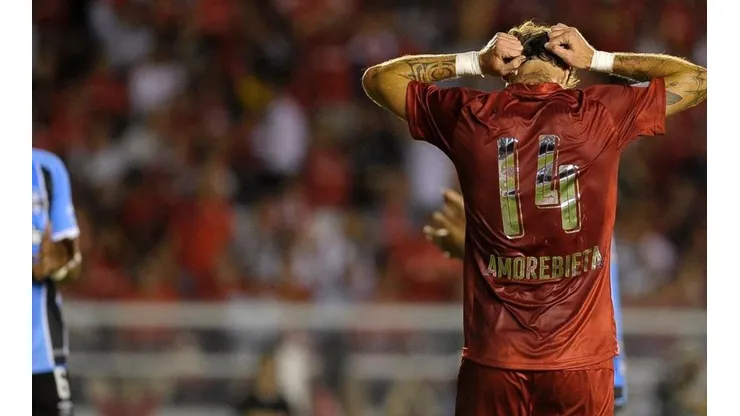 AFUERA. Amorebieta fue expulsado de la Recopa Sudamericana por un planchazo a Luan.