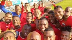 El delantero aparece al fondo del grupo realizando un gesto obsceno con su mano derecha