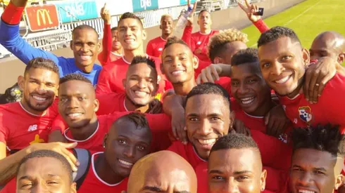 El delantero aparece al fondo del grupo realizando un gesto obsceno con su mano derecha