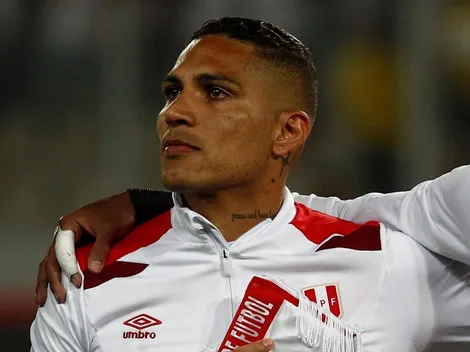 Paolo Guerrero se emocionó al cantar el himno y contagió a todo Perú