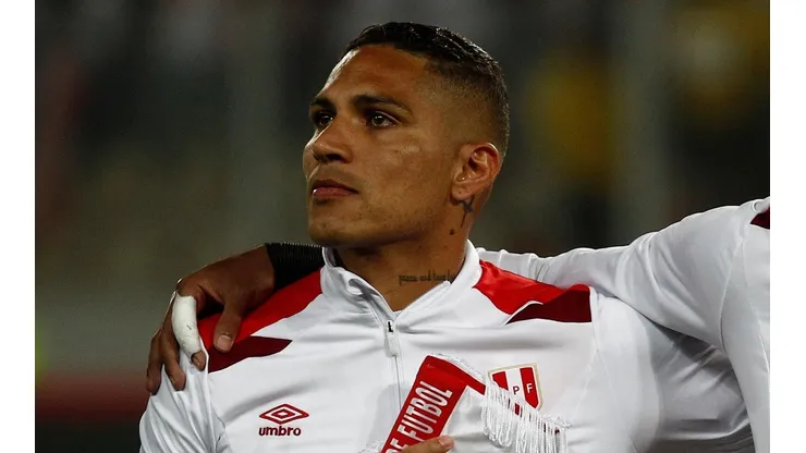 Paolo Guerrero se emocionó al cantar el himno y contagió a todo Perú