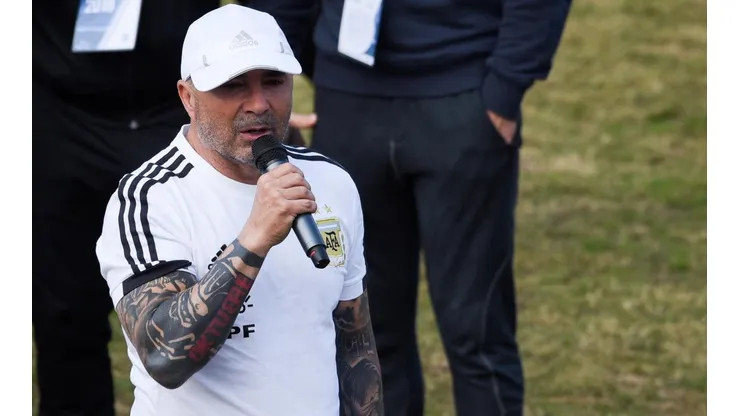 Sampaoli hablando con la hinchada Argentina