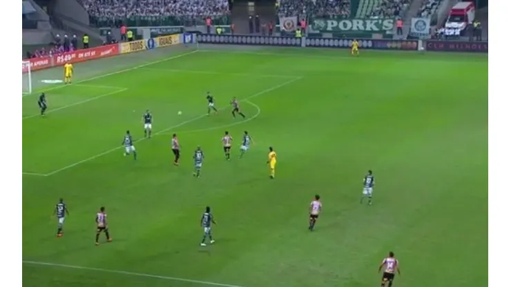 La defensa de Palmeiras hizo reír a todos.