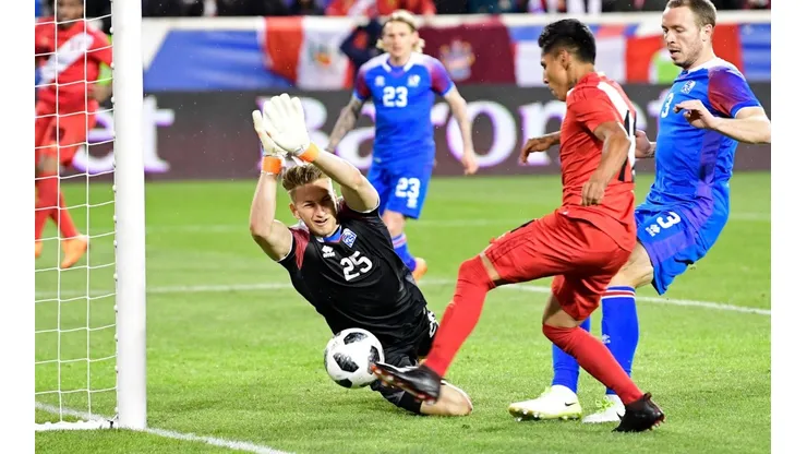 NO PUDO ATAJAR. El arquero de Islandia ante Perú hace unos días atrás (Foto: Getty).