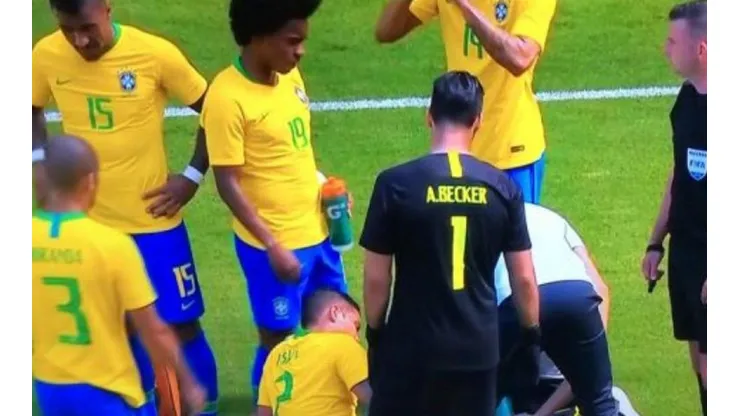 Muy poco amistoso: Kramaric atacó a la rodilla de Thiago Silva