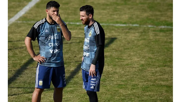 El Kun y Messi, charlando