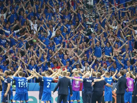 No se escuchaban los relatos: el público de Islandia practicó el saludo vikingo