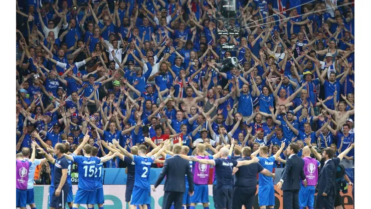 EN LA EURO. El saludo entre jugadores y fanáticos durante la Eurocopa 2016 de Islandia (Foto: Getty).