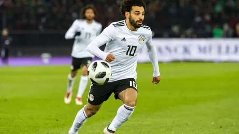 LO VE POR TV. Salah no puede disfrutar con Egipto desde adentro.
