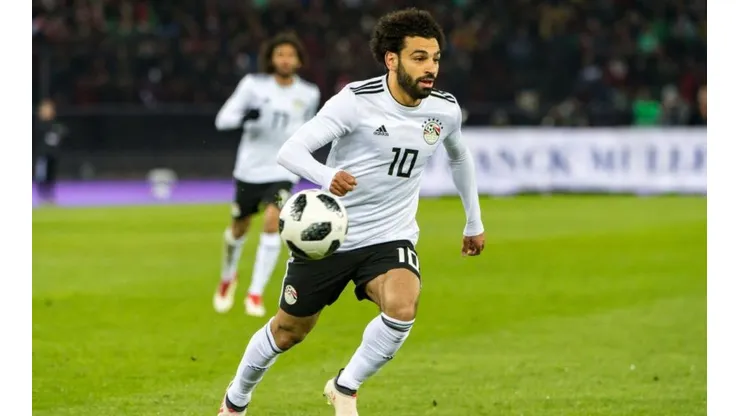 LO VE POR TV. Salah no puede disfrutar con Egipto desde adentro.