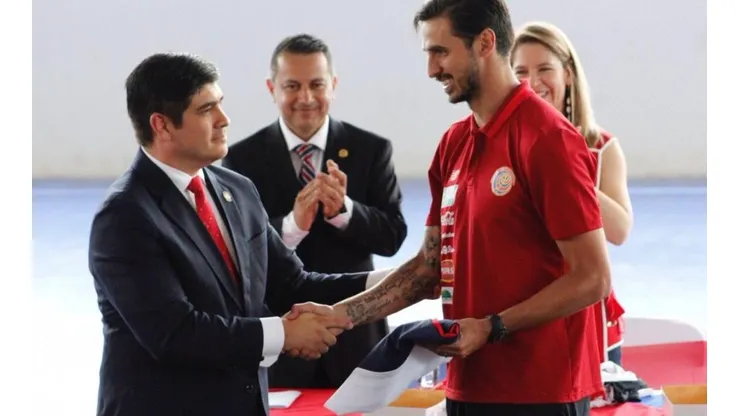 El presidente Carlos Alvarado entregó la bandera costarricense al goleador Bryan Ruiz