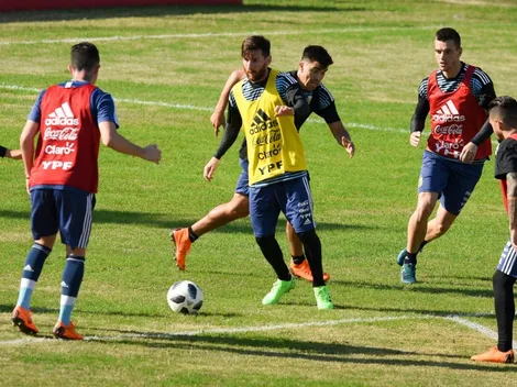A Messi le tocó ir al medio y en la primera fue al piso con todo