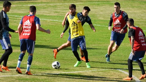 NO SE LA PUEDEN PASAR. Lionel Messi durante el entrenamiento de la Selección Argentina en el Ducó (Foto: Getty).